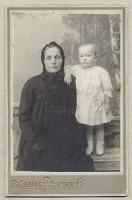 Екатерина Николаевна Кузнецова с внучкой. Фотография