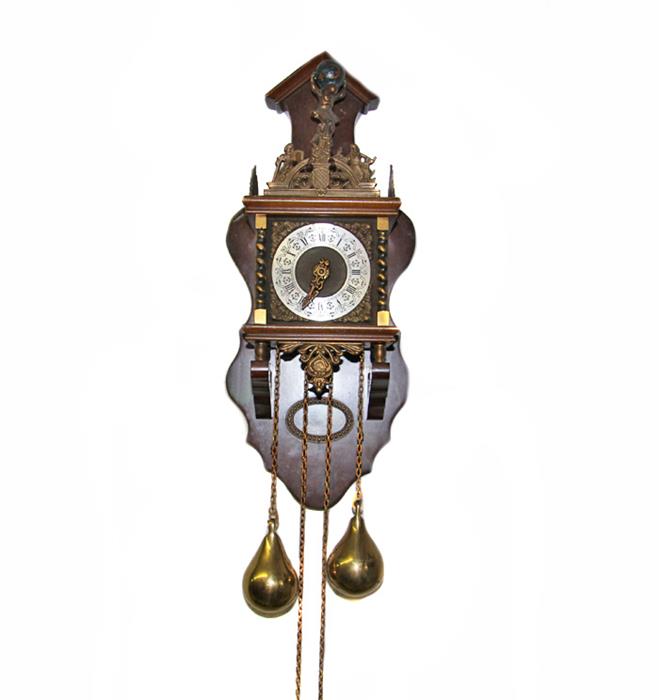 Настенные часы с маятником и гирями