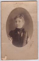 Молодая женщина в черном платье. Фотография