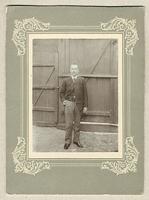 Человек за воротами собственного дома. Фотография