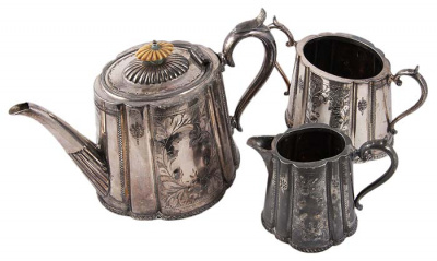 Чайный набор из 3-х предметов. Металл, серебрение, гравировка. Англия, начало XX века