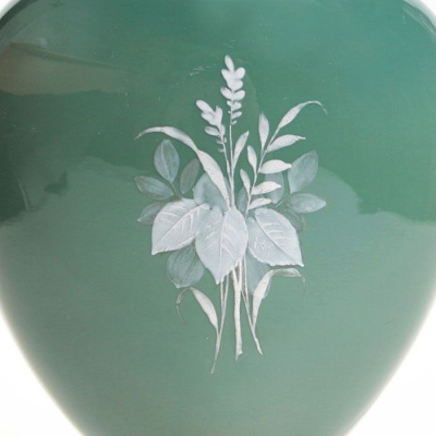 Ваза викторианской эпохи, зеленое бристольское стекло ( bristol glass), эмали, ручная работа. Бристоль (Bristol), Великобритания, конец XIX-го - начало XX-го вв.