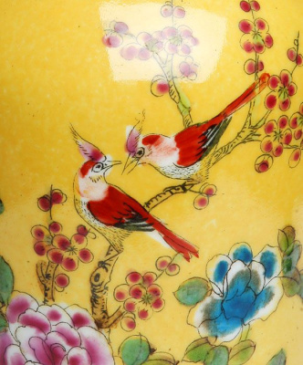 Ваза "Цветы и птицы". Фарфор, роспись, глазуровка. Высота 25 см. Китай, 1940-е гг.