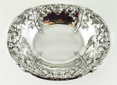 Блюдо Yeoman "Дивный цвет" в стиле модерн. Металл, серебрение. Англия, около 1920 года