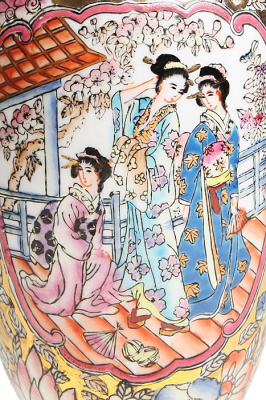 Ваза "Три гейши" периода Мейдзи, фарфор, ручная роспись, рельеф, золочение. Satsuma (?), Япония, начало ХХ века