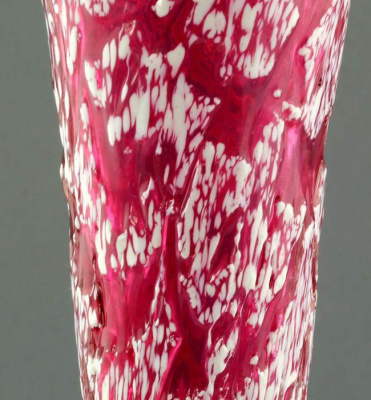 Ваза Edler von Poschinger в стиле модерн. Бесцветное, розовое и белое стекло, художественная обработка, эффект "кракелюр". Богемия, Poschinger, 1910 год