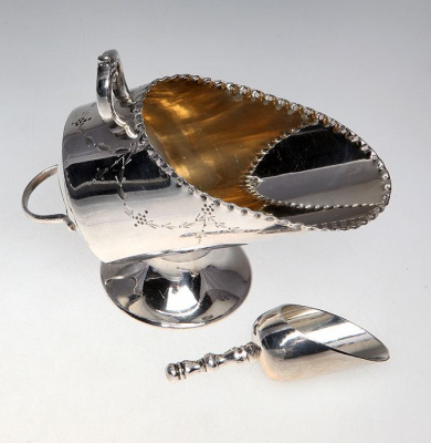 Сахарница с ложкой. Металл, серебрение, гравировка. Великобритания, эдвардианская эпоха, 1930-е гг.