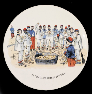 Sarreguemines! Декоративная тарелка "Чистка картофеля" (Mon Regiment). Тарелка № 6. Фаянс, деколь. Франция, Sarreguemines, 1912 год