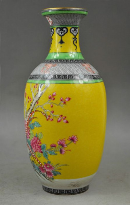 Ваза "Цветущая вишня". Фарфор, деколь, с элементами стиля "мориаж" (moriage). Китай, первая половина XX века