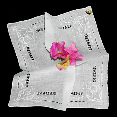 Платочек дамский, батист, вышивка "мадейра", ручная работа. 30 х 30 см. Китай, 1940-е годы