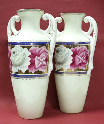 Две вазы (Фаянс, деколь, позолота - Песочинская фаянсовая фабрика, Россия, 20-е годы XX века)