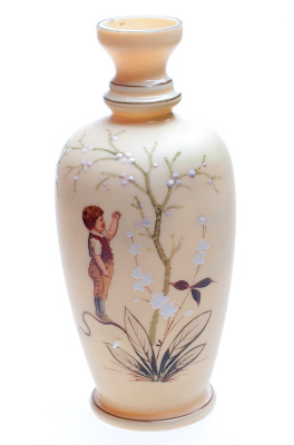 Ваза "Мальчик около цветущего дерева" викторианской эпохи. Бристольское стекло (bristol glass), цветные эмали, ручная работа. Бристоль (Bristol), Великобритания, около 1910 года